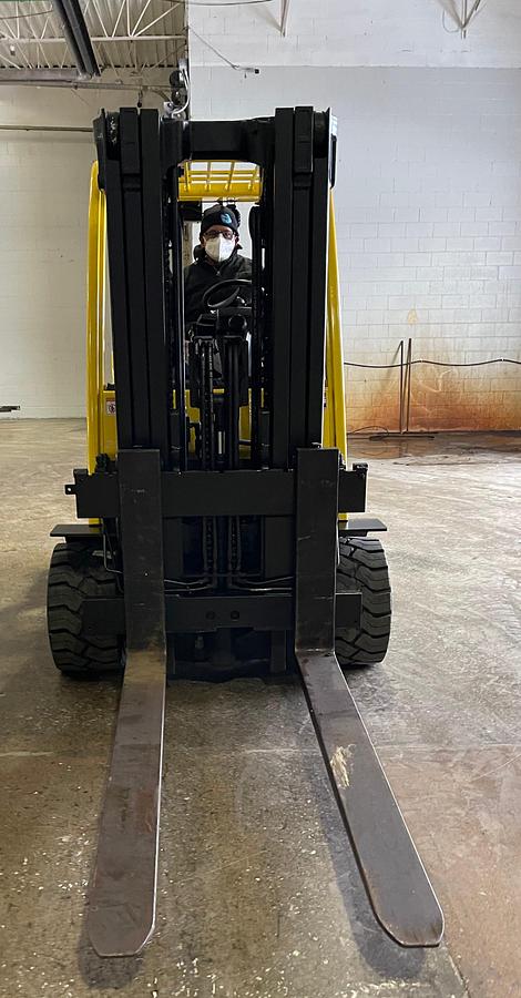 Front view showing mast rails and adjustable fork tips