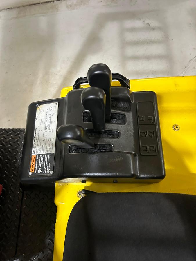 Hyster J30XMT – hydraulic control levers – side shift equipped – CSA certified electric forklift – Brampton ON