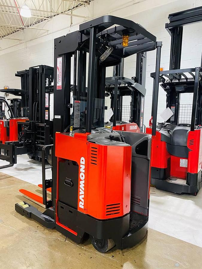 Budget Raymond EASIR40TT reach truck, non‑CSA indoor unit, 4,000 lb capacity, 211″ triple mast.