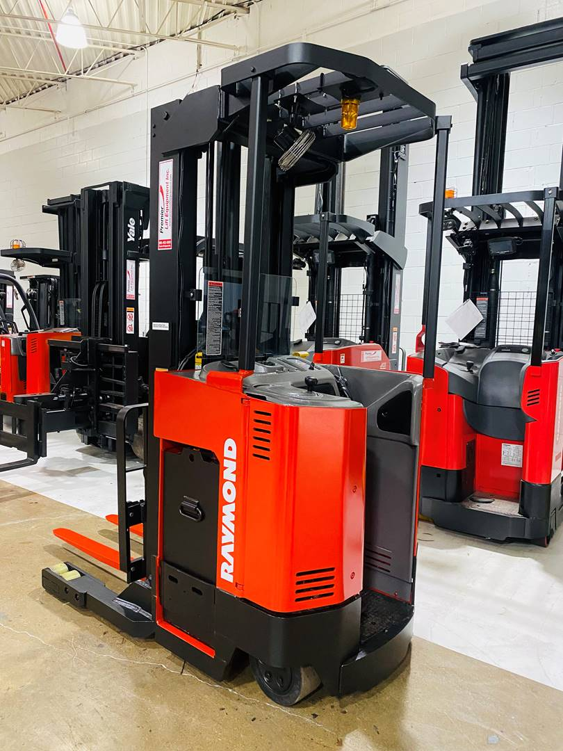 Budget Raymond EASIR40TT reach truck, non‑CSA indoor unit, 4,000 lb capacity, 211″ triple mast.