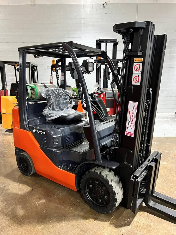 Toyota 8FGCU25 – full side profile – triple mast, cushion tires, and compact chassis – CSA-certified LPG sit-down forklift – Brampton ON