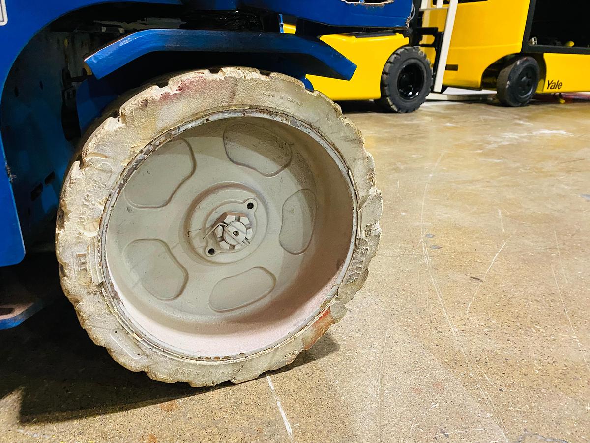 Non-marking slab tire view showing tread and indoor spec