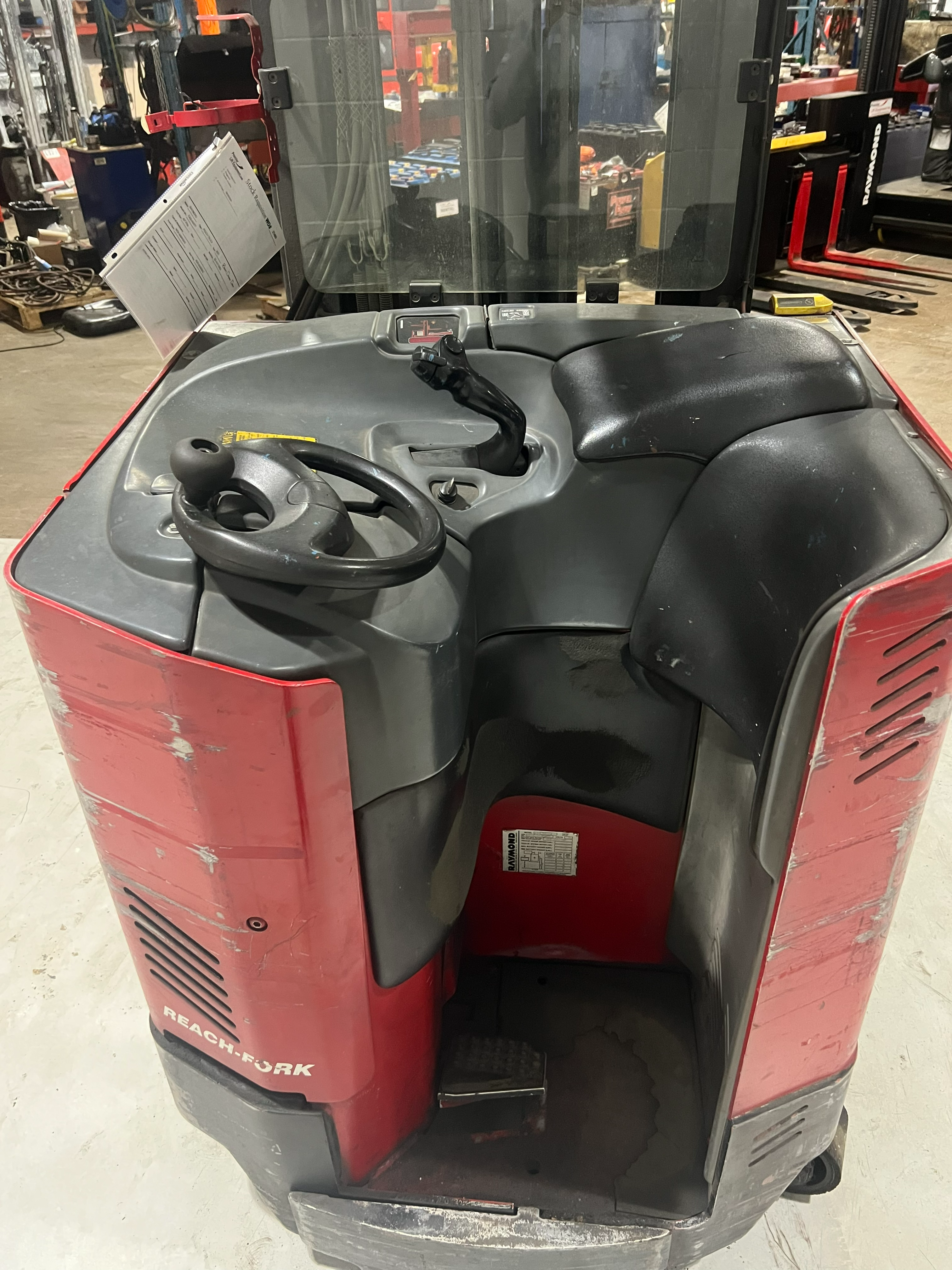 Operator Compartment: Controls and forward‑facing reach carriage.
