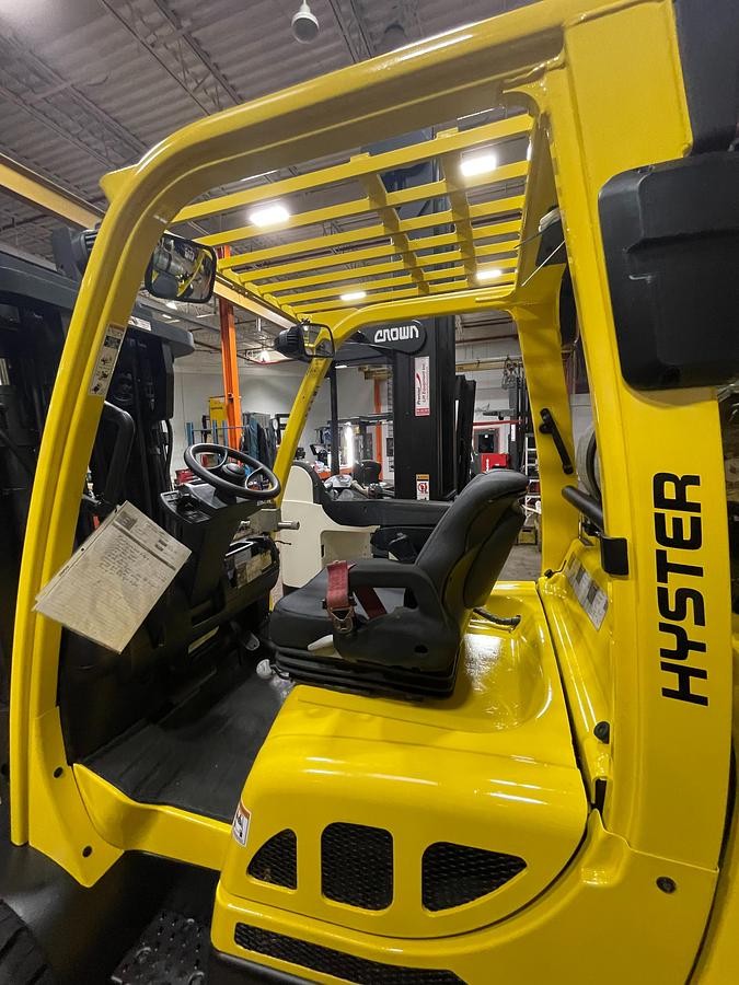 2017 Hyster S120FTPRS – operator compartment – ergonomic controls, LPG display, and 4‑way hydraulic levers – CSA‑certified forklift