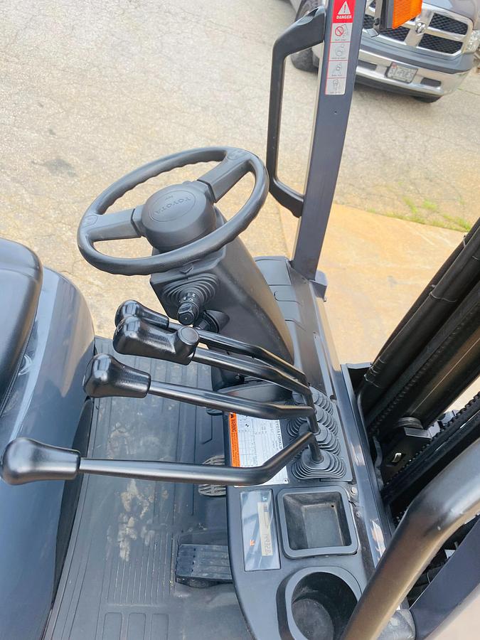 Toyota 8FGCU15 – operator controls – hydraulic levers, steering wheel, and dashboard – CSA-certified propane sit-down forklift – Brampton ON