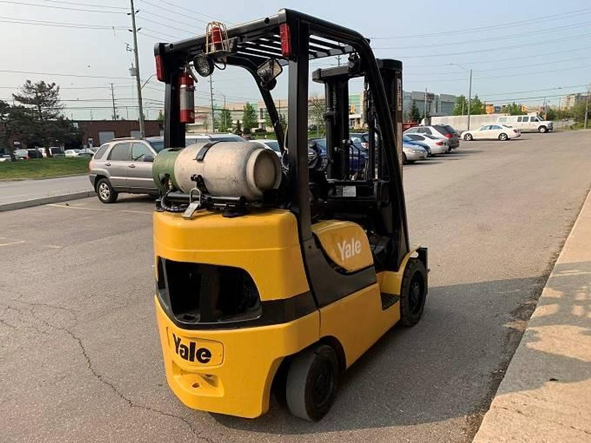 Yale GLC050VX – rear angle from opposite side – counterweight, safety decals, and cushion tires – CSA propane forklift – Brampton ON