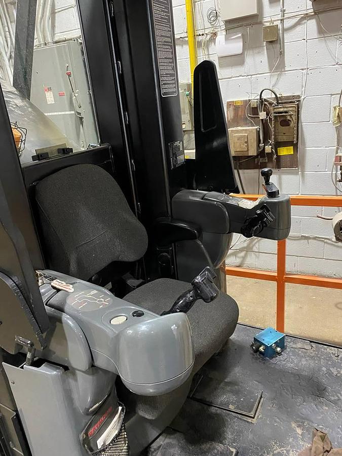 Raymond SA-CSR30TWG – battery compartment side view – 48V lead-acid battery and onboard charger – CSA certified turret forklift – Brampton ON