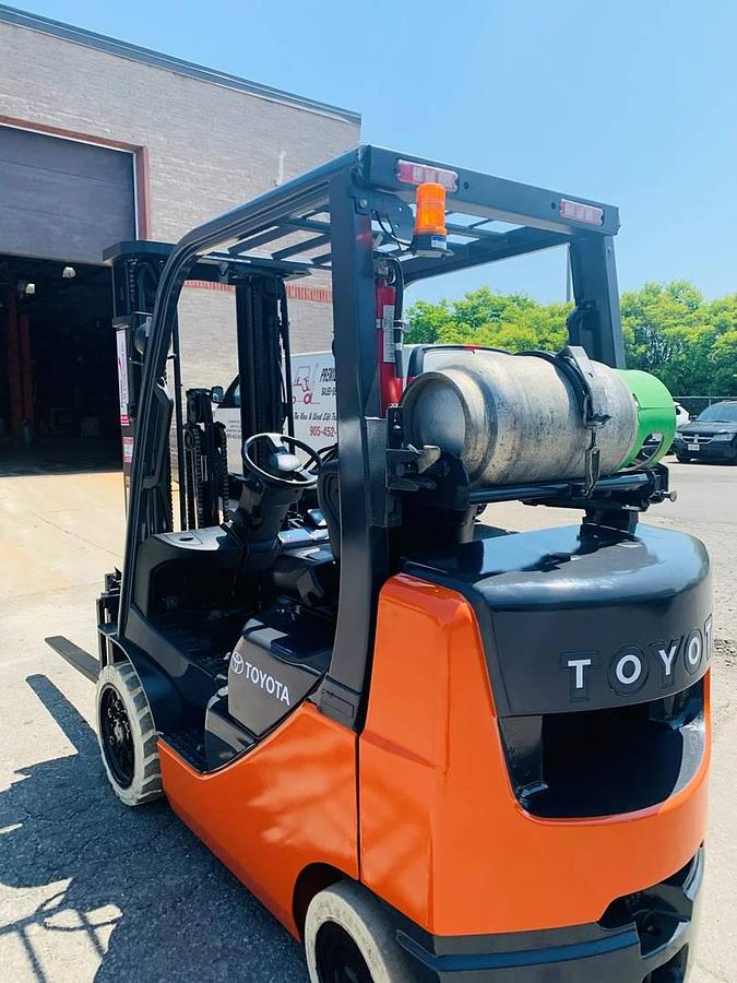 Toyota 8FGCU25 – passenger-side rear angle – propane tank bracket, counterweight, and chassis – CSA/MOL propane forklift – Brampton ON