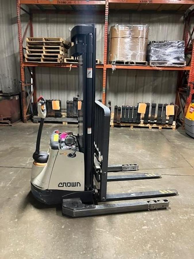 Side profile of 2016 Crown SX3000‑40 walkie stacker showing mast and chassis.