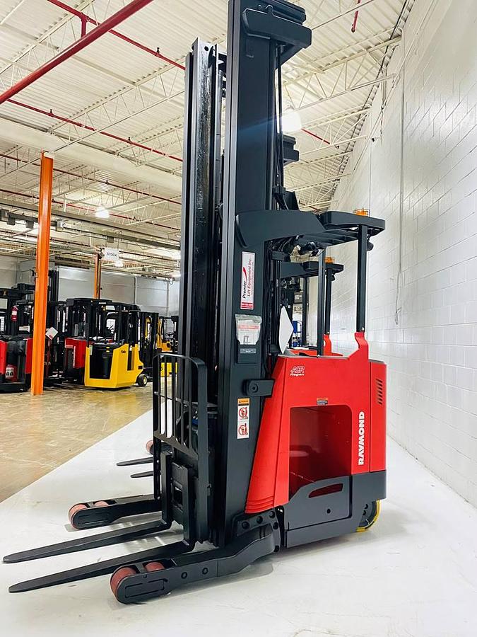 Side view of Raymond 752‑R45TT showing 42” forks, load backrest, and triple‑stage mast for high‑bay cold storage