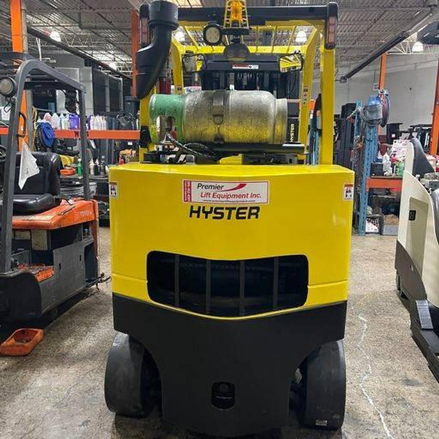 Hyster S120FTPRS – direct rear view – counterweight, propane tank bracket, and CSA safety tags – clamp-ready propane forklift – Brampton ON