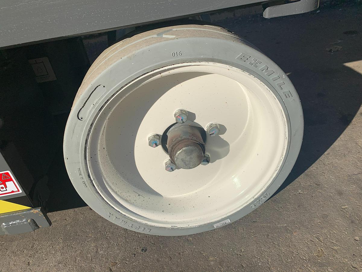 Skyjack SJIII 3220 – right non-marking slab tire – solid rubber, slab-rated – CSA-certified scissor lift – Brampton ON