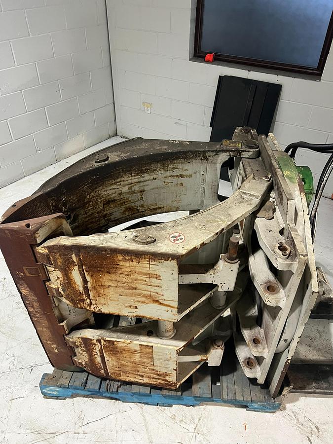 alt="Close‑up side view of Cascade R90F‑RCF‑02C paper roll clamp showing clamp pad surface and arm structure"