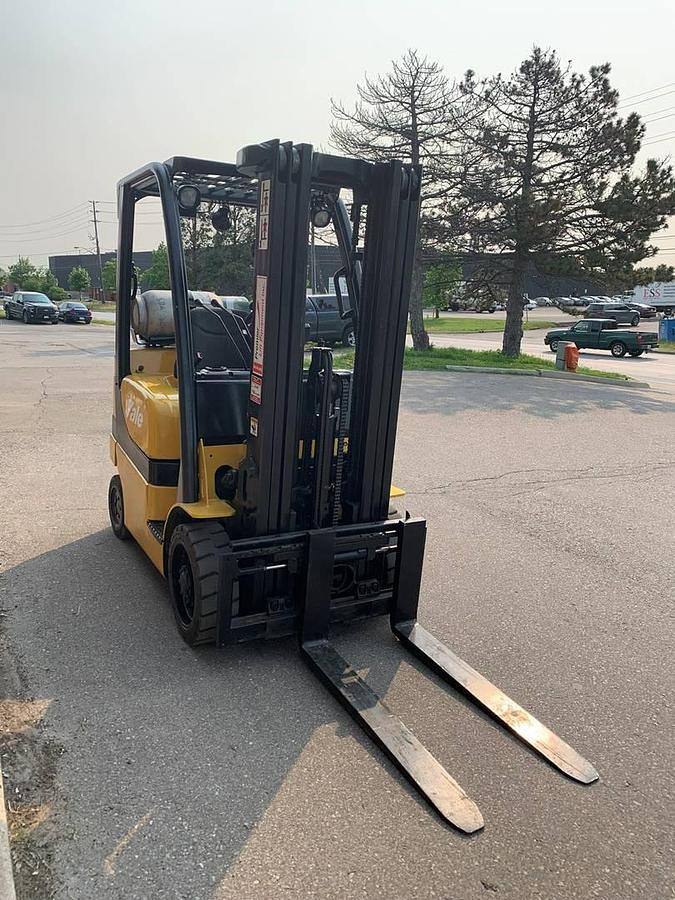 Yale GLC050VX – front angle view – forks, mast rails, and cushion tires – CSA-certified propane forklift – Brampton ON