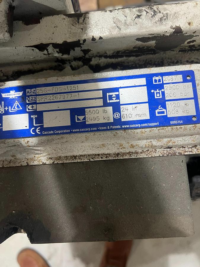 alt="Cascade 25G‑FDS‑1251 data plate showing model number, serial number, pressure rating, and capacity information"