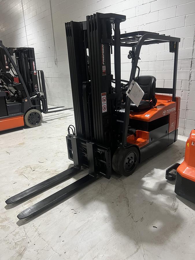 Used 2014 Toyota 7FBEU20 | 3 Wheel Electric Forklift | Quad Mast | 4,000 lb | CSA Certified | Brampton ON