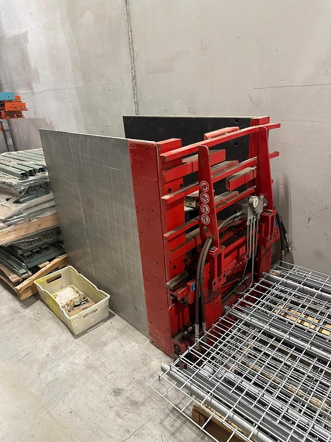 Side‑rear view of 2006 Bolzoni Auramo KS09Z6A box clamp with 48x48 rubber pads, Class II mount