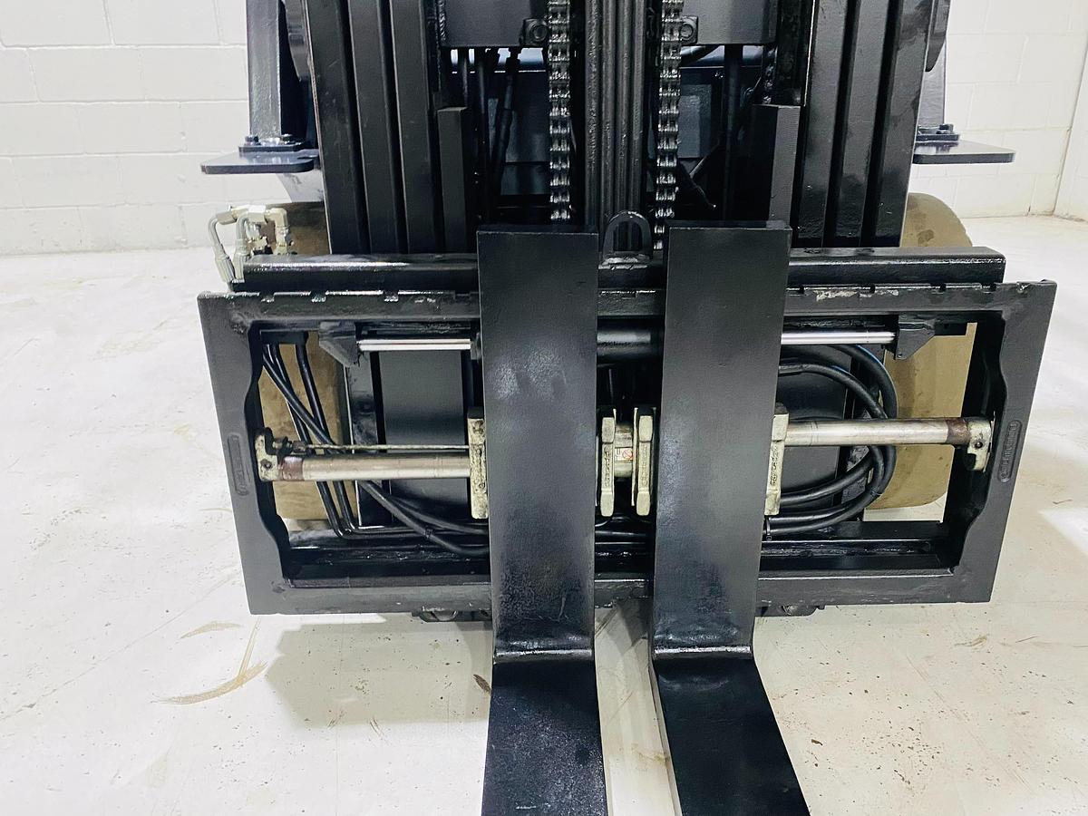 Toyota 8FBCU25 – close-up of carriage – class II mount, side shift, and clamp-ready hydraulics – EE-rated electric forklift – Brampton ON