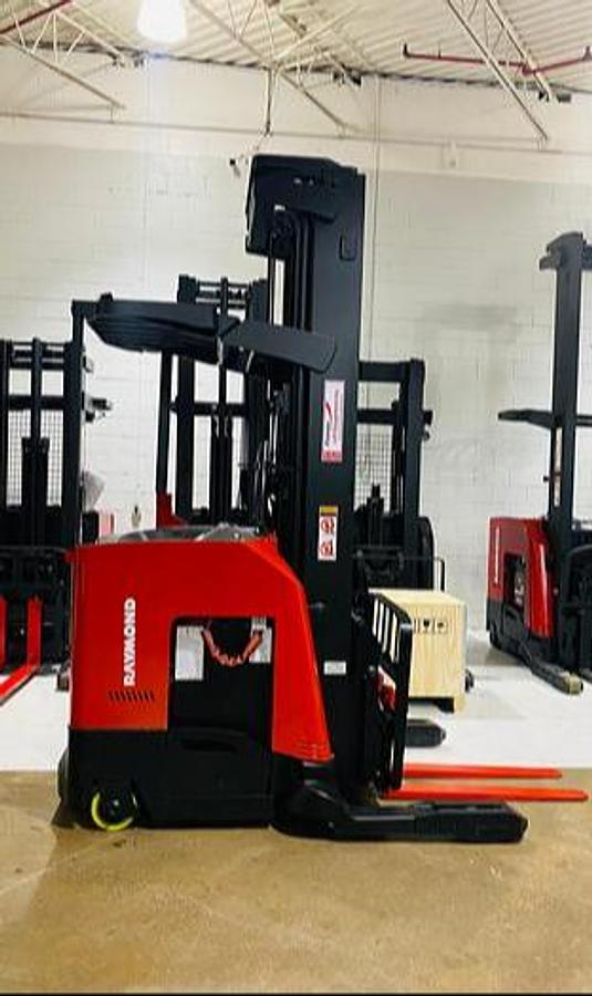 CSA-certified Raymond 750-DR32TT | 3,200 lb | 288” triple mast | Deep reach pantograph | Brampton ON | Chassis only | Battery & charger extra