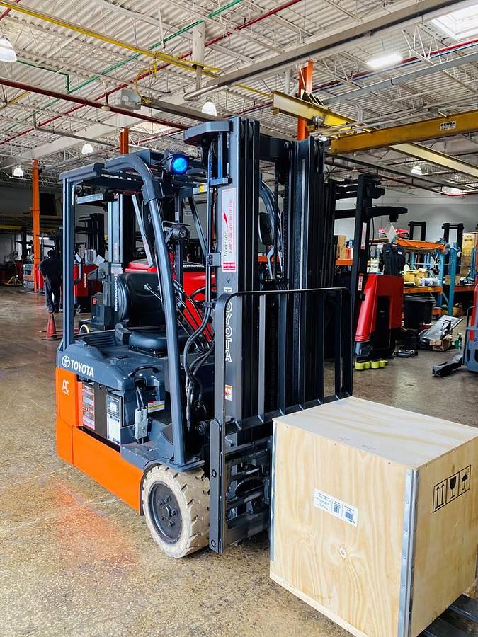 Toyota 8FBE15U – triple mast side angle – 189” lift height – CSA certified electric forklift – Brampton ON