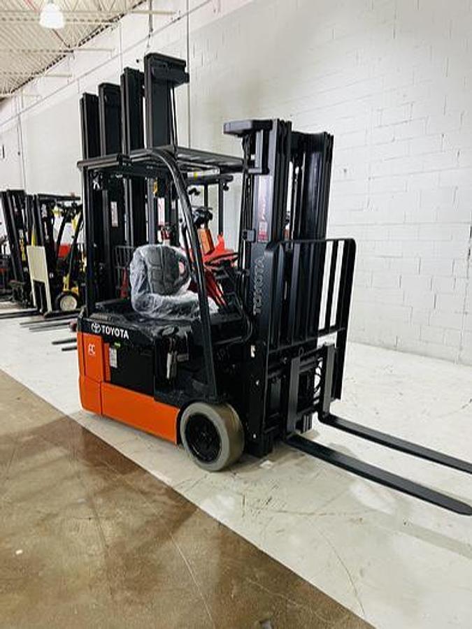 Toyota 8FBE20U – triple mast side angle – 189” lift height – CSA certified electric forklift – Brampton ON