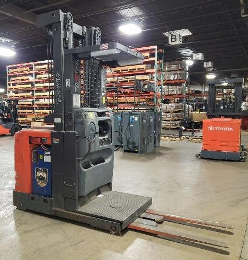 Front angle of Toyota 7BPUE15 showing operator platform and mast