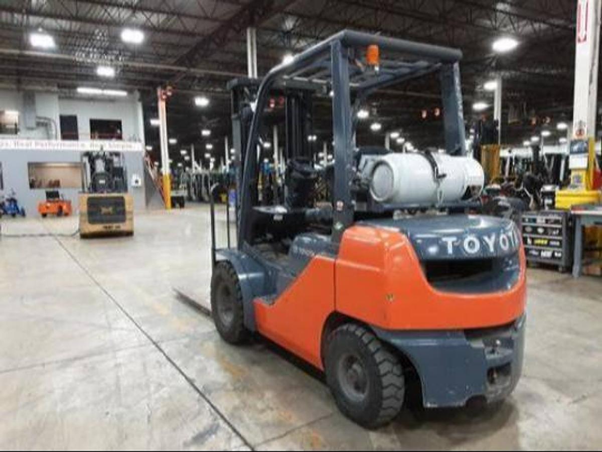 Rear side angle view of Toyota 8FGU25 propane forklift – CSA-certified 5,000 lb outdoor unit with solid pneumatic tires, 189” triple mast, and side shift carriage – Premier Lift Equipment Brampton ON
