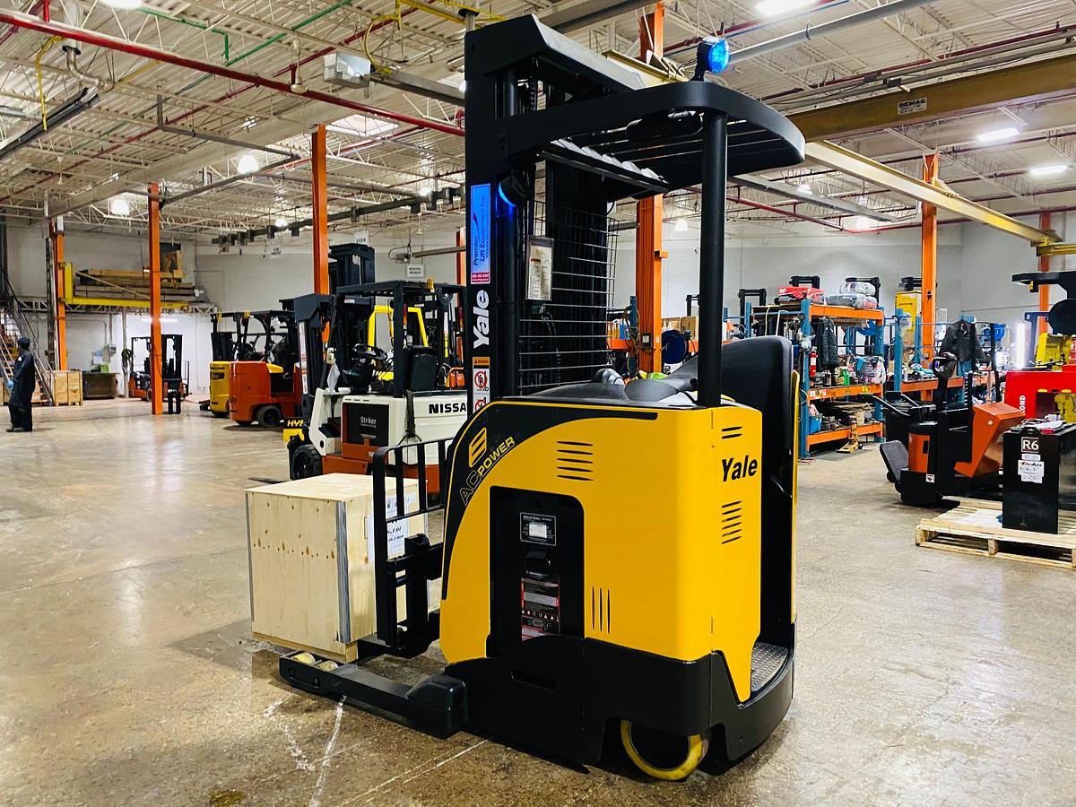 Front angled view showing mast rails and pantograph reach mechanism