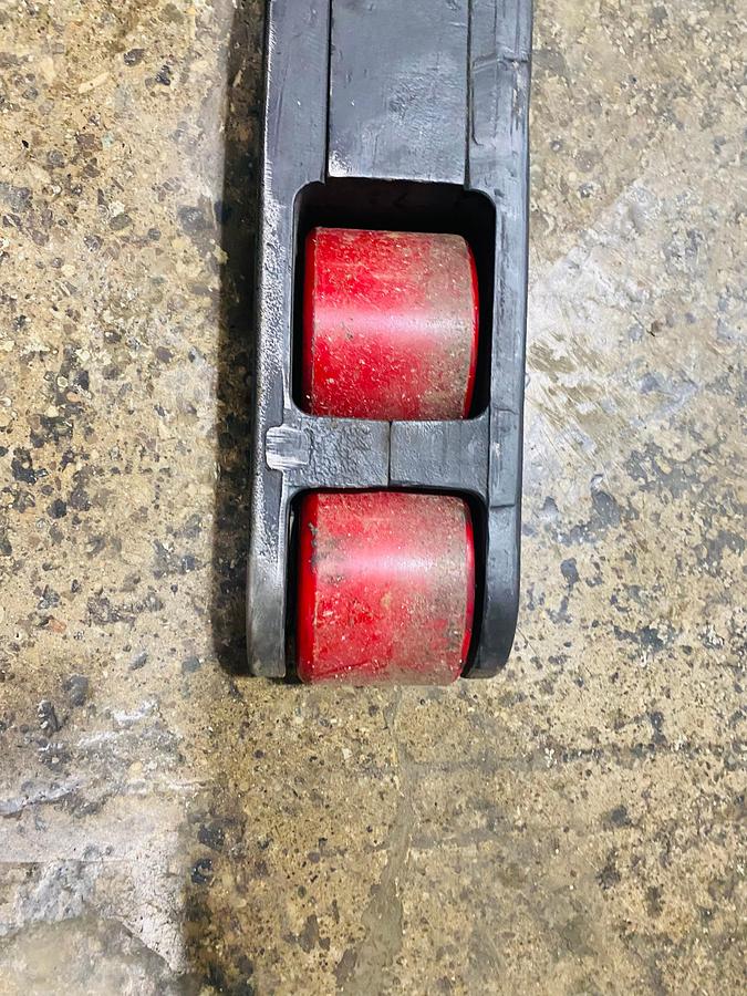 Right side straddle leg with non mark poly load wheels