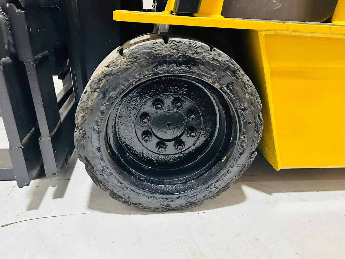 Caterpillar FC40 – left solid cushion drive tire – poly tread, clean-floor rated – CSA electric forklift – Brampton ON