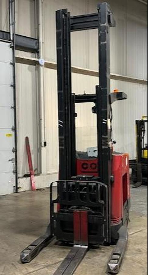 Front angled view of Raymond 750‑DR32TT showing mast rails and pantograph reach mechanism