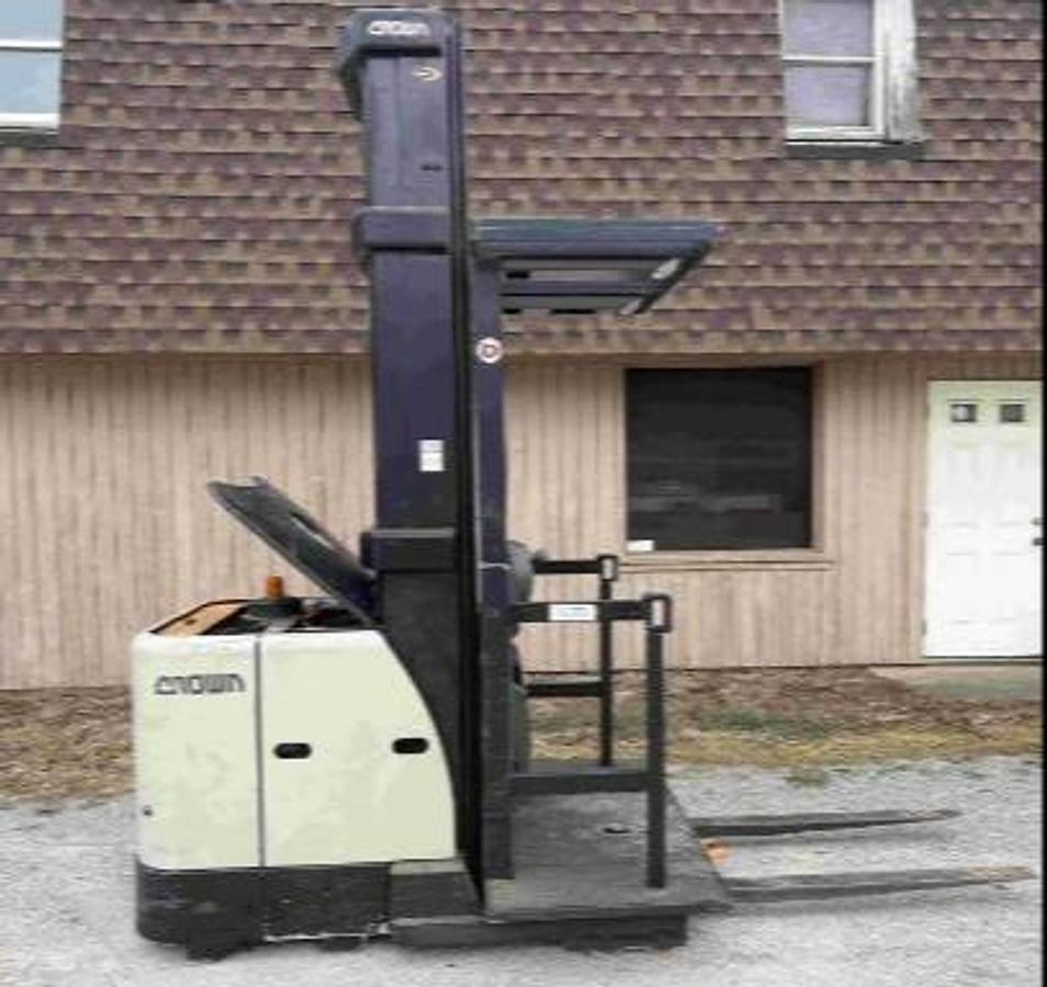 2018 Crown SP3520-30 WG CSA order picker Brampton 3000 lb 276” triple mast wire guidance 60” platform UL/EE freezer-compatible export-certified