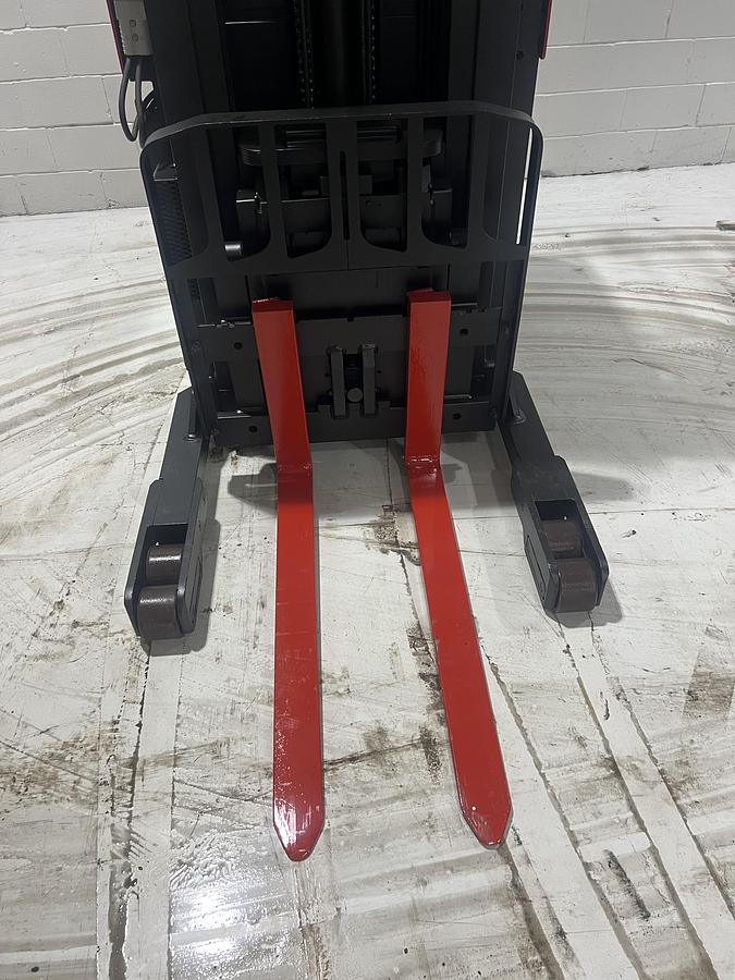 Used Raymond 31I‑R45TT | Stand‑Up Reach Truck | 4,500 lb | 36V Electric | CSA/MOL Certified | Brampton ON