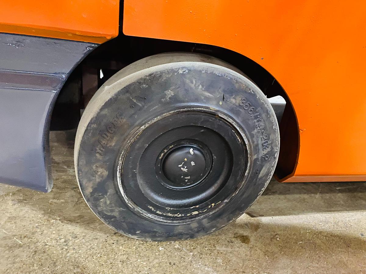 Toyota 8FGCSU20 Right Steer Tire — Cushion Tire — Rear Steering Wheel