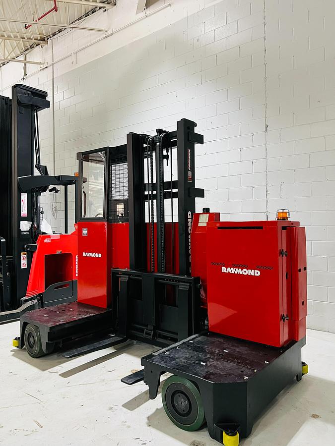 Raymond SL60TN – forward angle view – mast extension and fork tips – CSA/MOL certified sideloader – Brampton ON