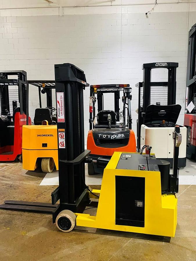 Lift Dynamics K20 – opposite side view – tiller handle, battery compartment, mast rails – 2,000 lb electric forklift – Brampton ON