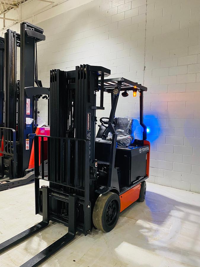 Up closer Front angled view showing mast rails and 42” fork tips