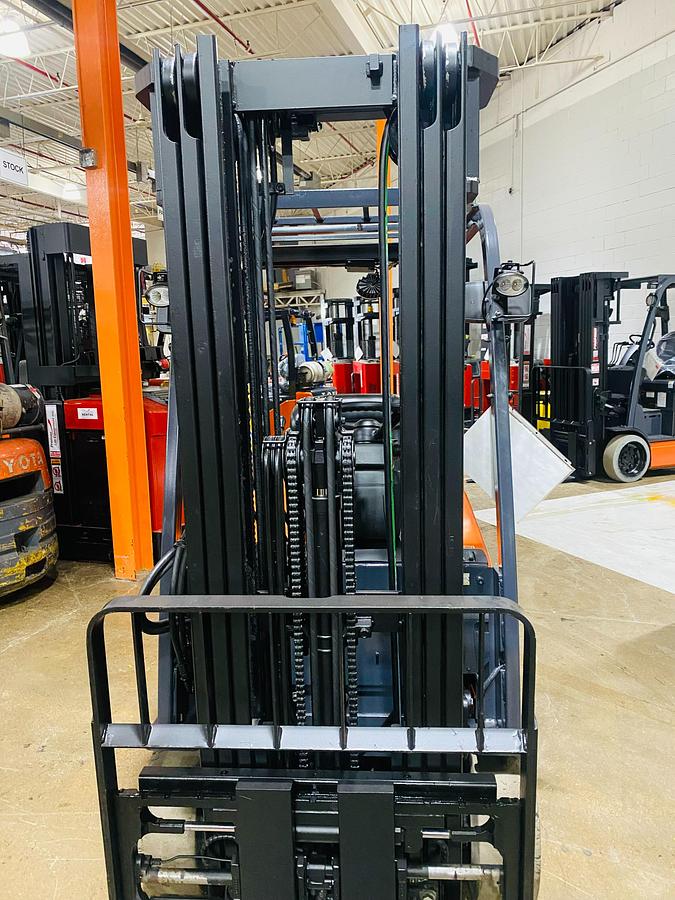 Toyota 7FBEU20 – direct front view – triple mast, load backrest, and SSFP carriage – CSA certified electric forklift – Brampton ON