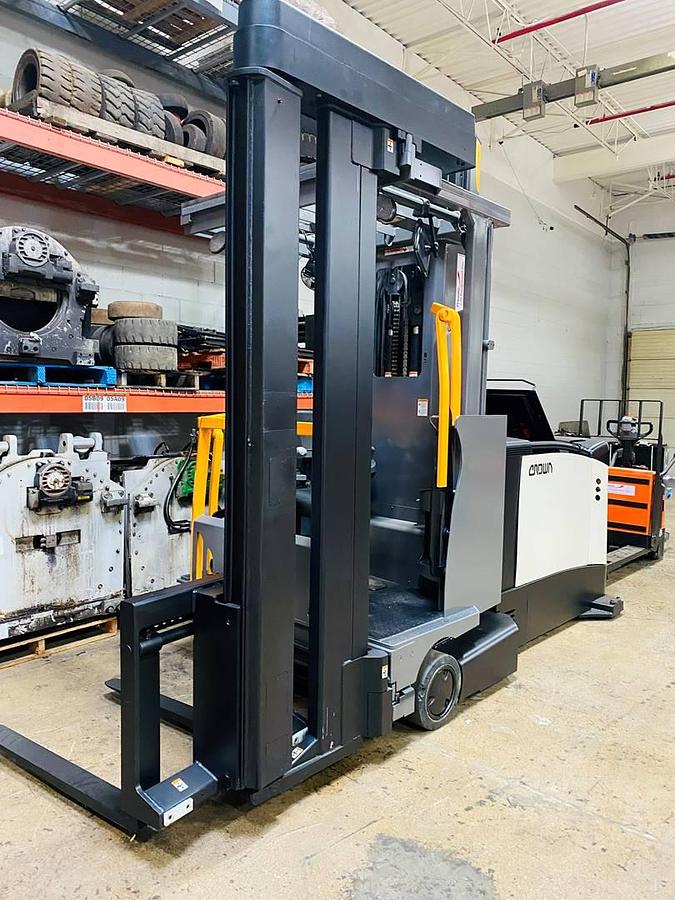 Crown TSP6500-33 – front angle view – swing-reach carriage and telescopic mast – CSA turret forklift – Brampton ON