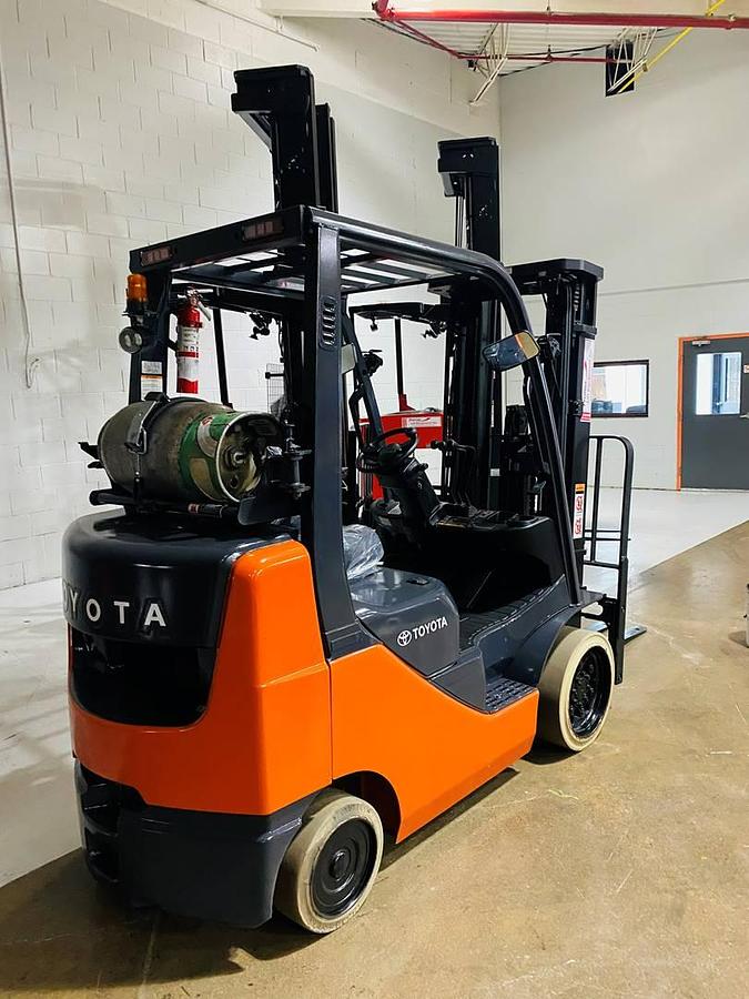 Toyota 8FGCU25 – rear angle view – counterweight, propane bracket, and safety decals – CSA-certified LPG forklift – Brampton ON