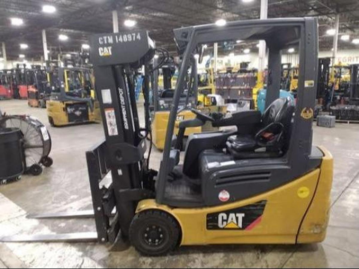Left side view – Caterpillar 2ET3500 electric forklift with solid pneumatic tires