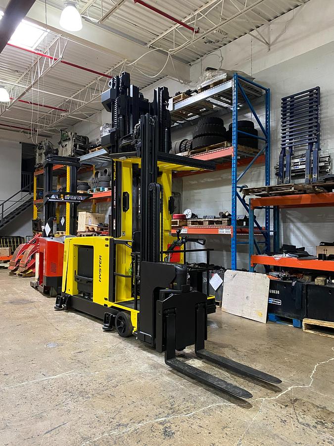 Hyster V30ZMU – rear chassis close-up – counterweight, drive tire, and turret base – CSA electric forklift – Brampton ON