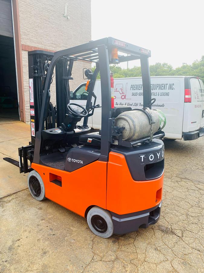 Toyota 8FGCU15 – close rear angle – propane tank bracket, counterweight, and CSA safety decals – Brampton ON