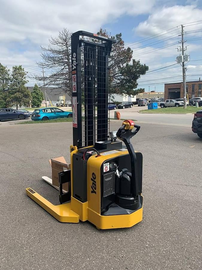 Yale MSW040SFN – rear angle view – counterweight, CSA decals, and straddle legs – electric walkie stacker – Brampton ON