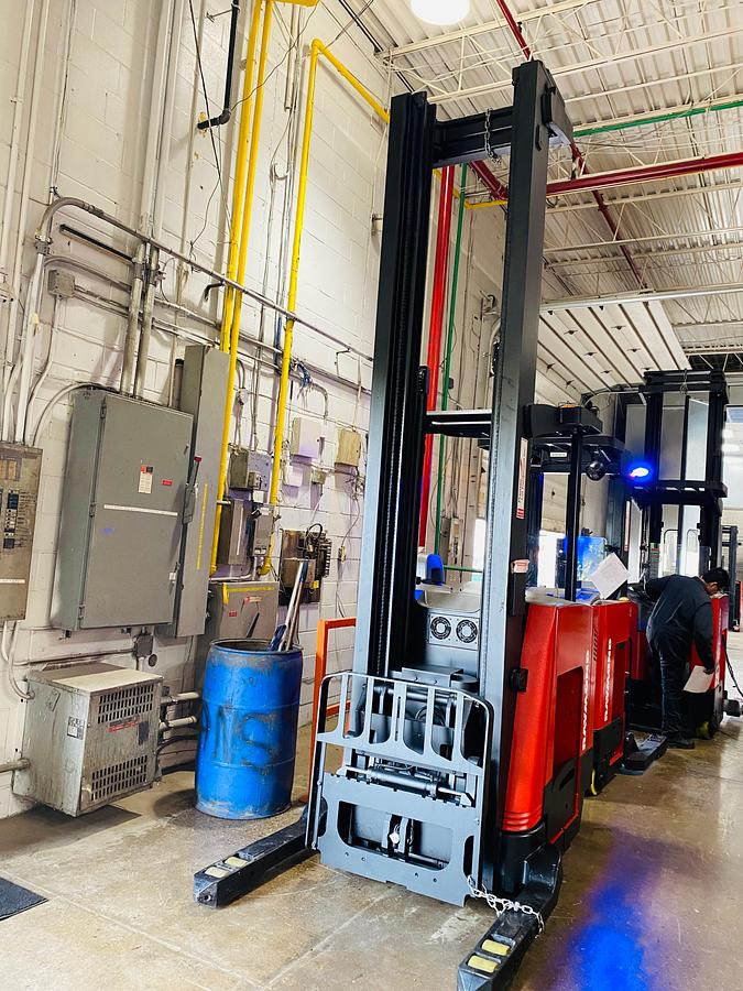 Front angled view showing mast rails and reach mechanism