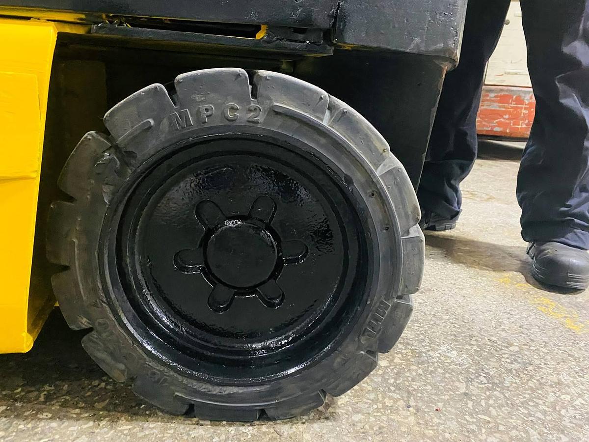 Yale ERC060RGN – left rear steer tire – solid cushion – CSA electric forklift – Brampton O