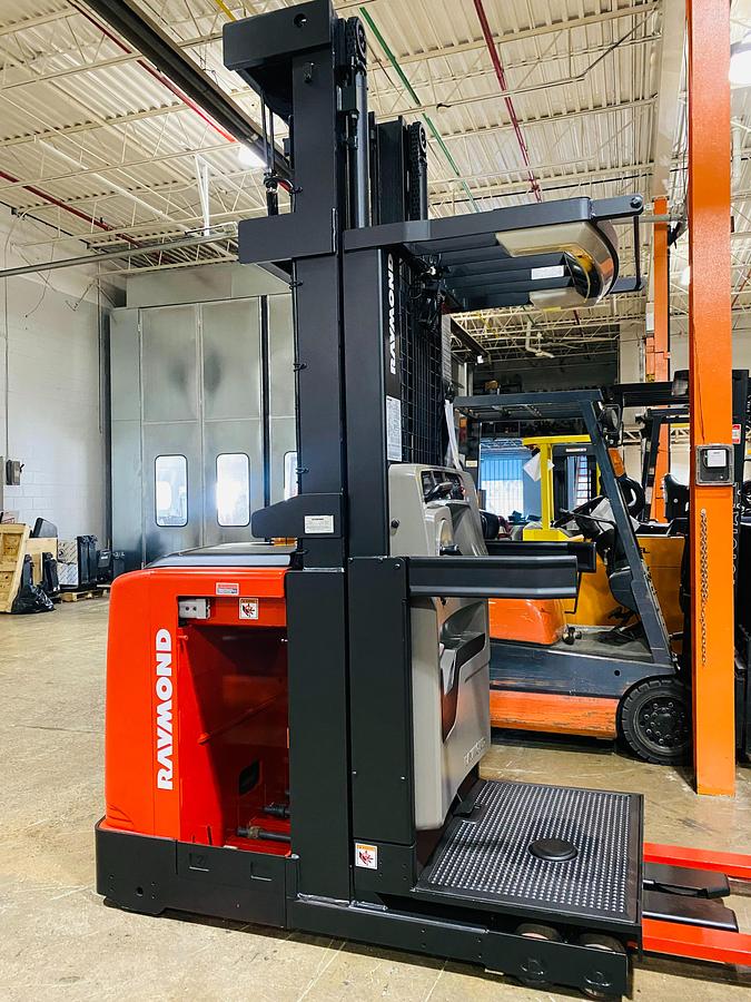 Raymond 550-OPC30TT WG – alternate side profile – chassis and mast from opposite angle – CSA certified order picker – Brampton ON