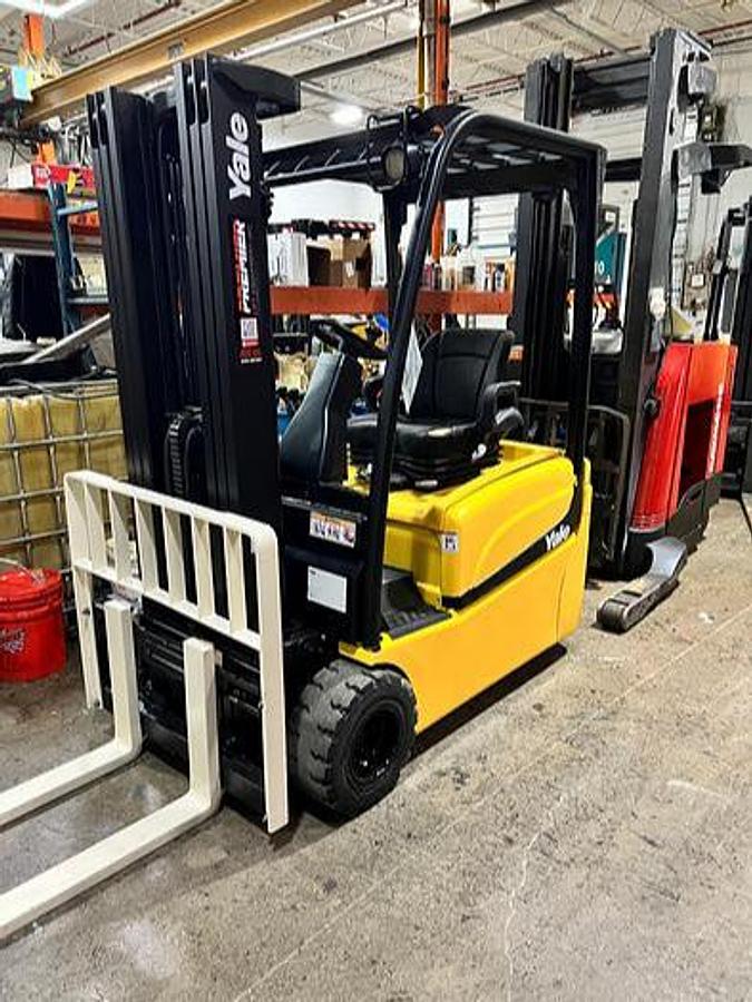 Front angled view showing mast rails and fork tips