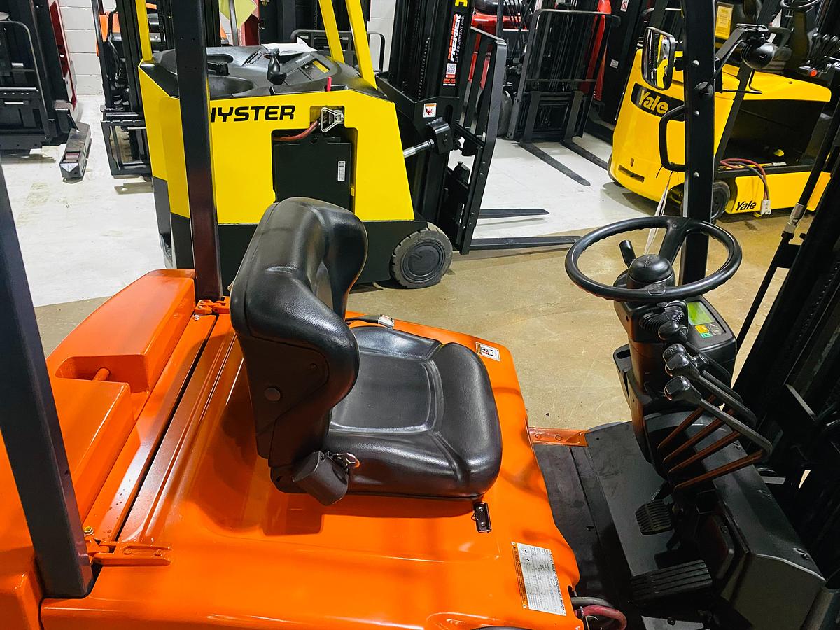 Toyota 7FBEU20 – side view of operator seat – suspension seat, restraint system, and OPSS safety label – CSA/MOL certified forklift – Brampton ON