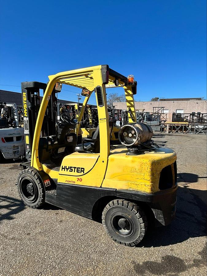 “Hyster H70FT propane forklift side view – 7,000 lb capacity, 86/189-inch TSU mast, pneumatic tire outdoor LPG forklift – Brampton ON”